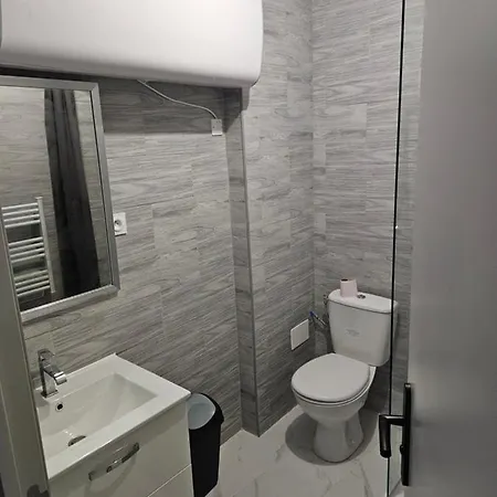 Apartment T2 Moderne, Calme Et Entierement Renove. *