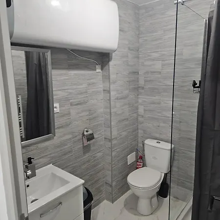 T2 Moderne, Calme Et Entierement Renove.