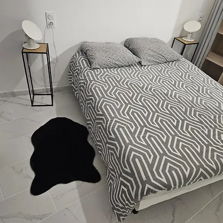 T2 Moderne, Calme Et Entierement Renove. Apartment