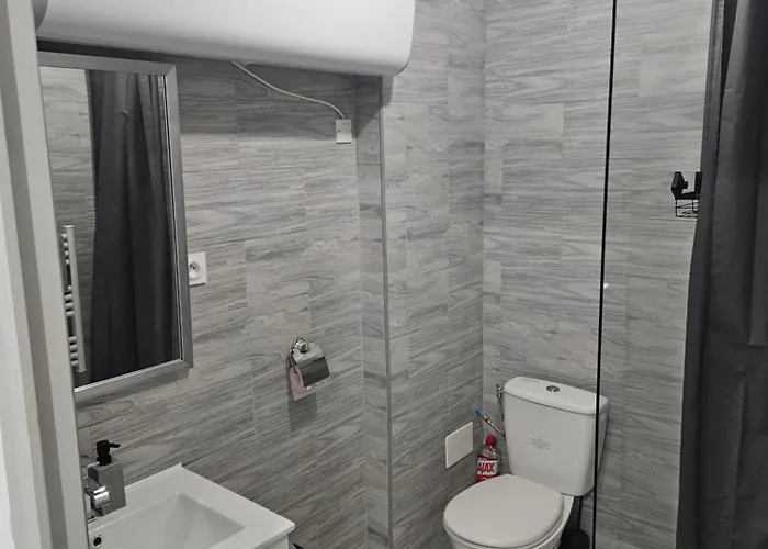 T2 Moderne, Calme Et Entierement Renove.